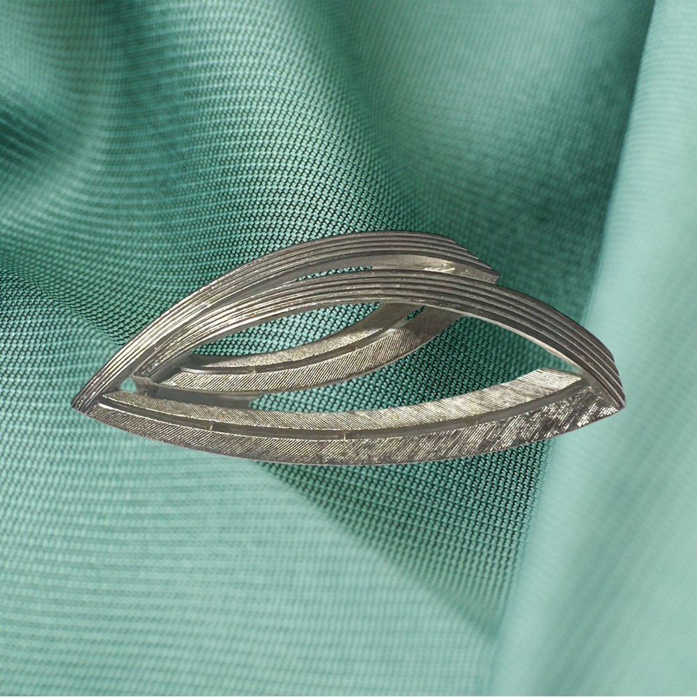 Crown Trifari Silver-Tone Leaf Brooch 2.5”.